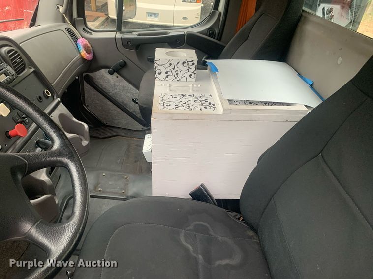 image for item LH9573 2010 Freightliner Business Class M2 112  semi truck