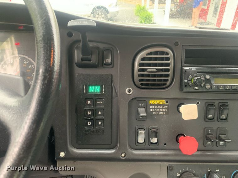 image for item LH9573 2010 Freightliner Business Class M2 112  semi truck