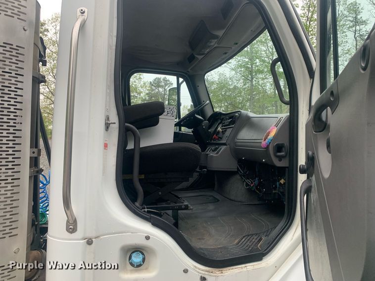 image for item LH9573 2010 Freightliner Business Class M2 112  semi truck