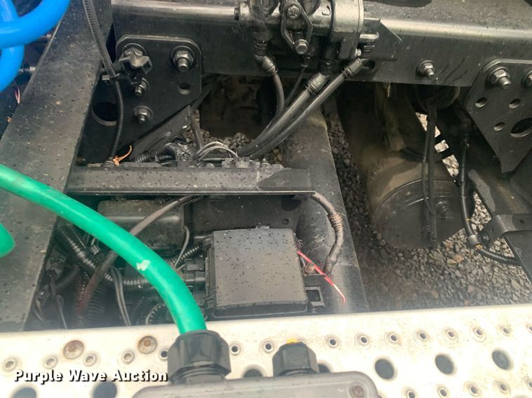 image for item LH9573 2010 Freightliner Business Class M2 112  semi truck