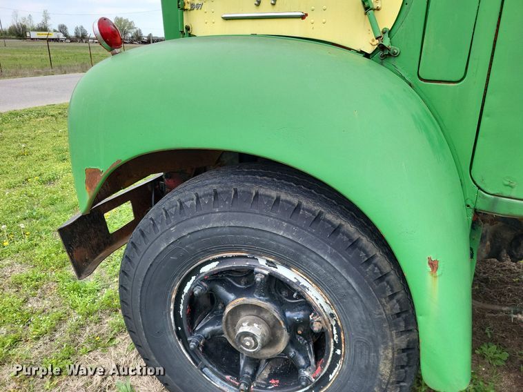 image for item LR9215 1965 Mack B67  truck cab and chassis