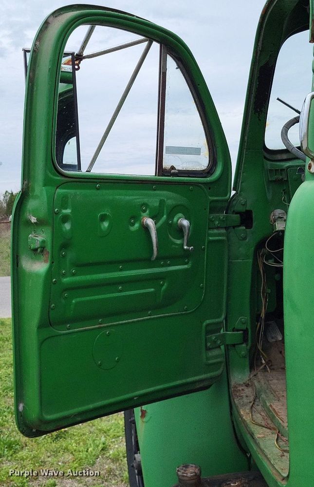 image for item LR9215 1965 Mack B67  truck cab and chassis