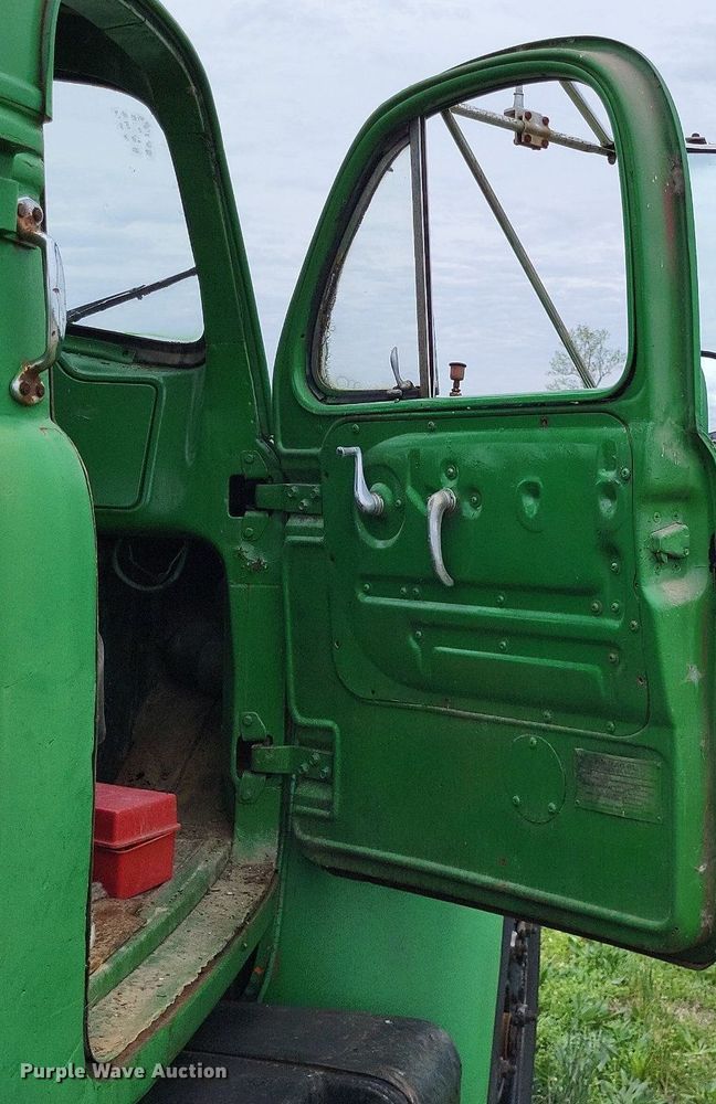 image for item LR9215 1965 Mack B67  truck cab and chassis