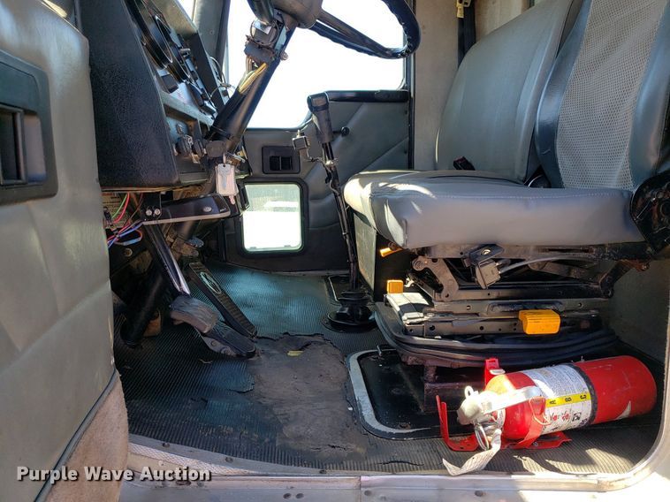 image for item LT9693 1995 Kenworth T300  flatbed truck with fluid mixing system