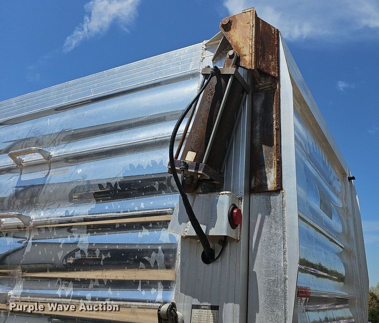 image for item MB9985 2007 Travis 28FT TRAVIS S/76 walking floor trailer