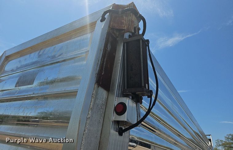 image for item MB9985 2007 Travis 28FT TRAVIS S/76 walking floor trailer