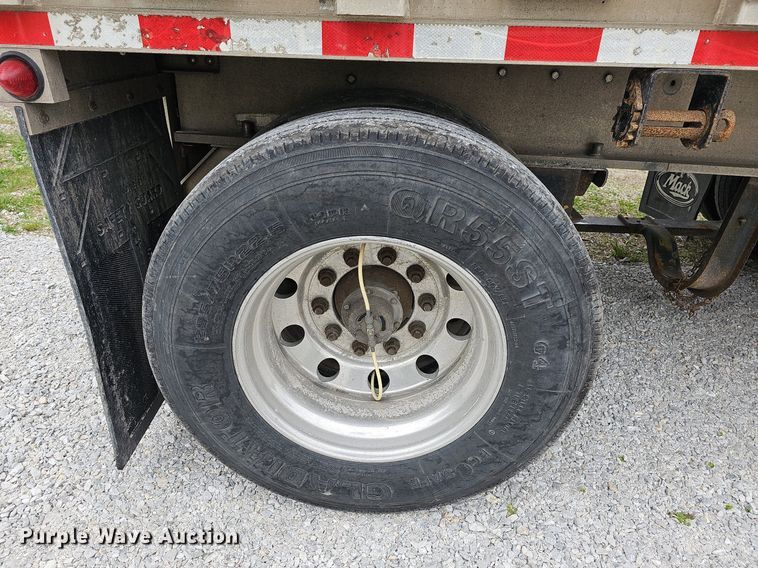 image for item MB9993 2007 Chaparral  flatbed trailer