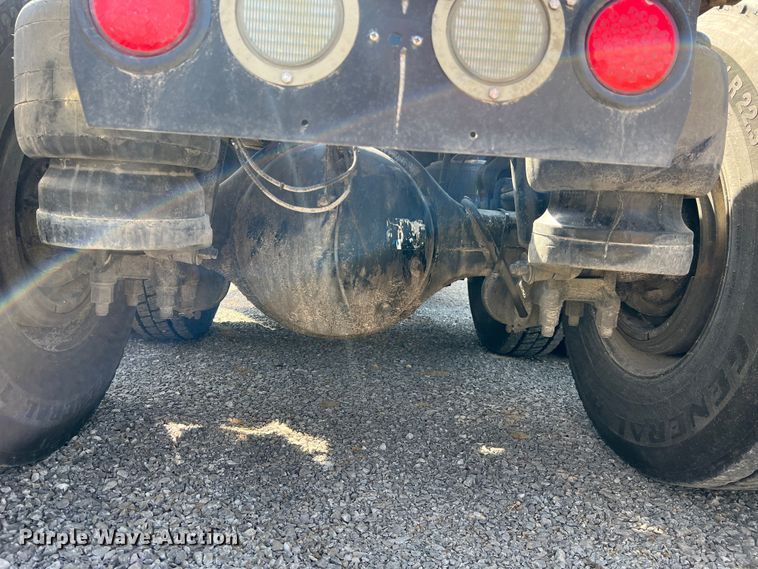 image for item MM9221 2000 Peterbilt 379  semi truck