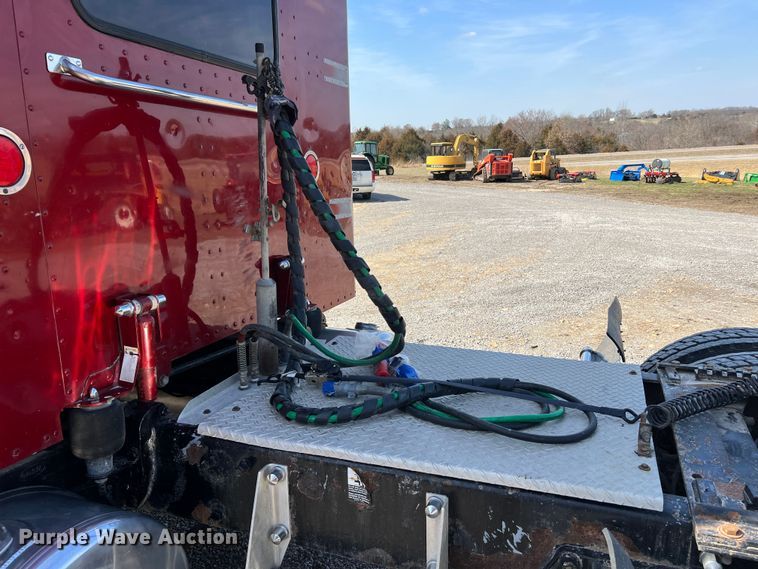 image for item MM9221 2000 Peterbilt 379  semi truck