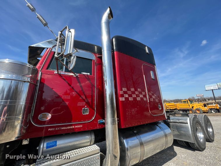 image for item MM9221 2000 Peterbilt 379  semi truck