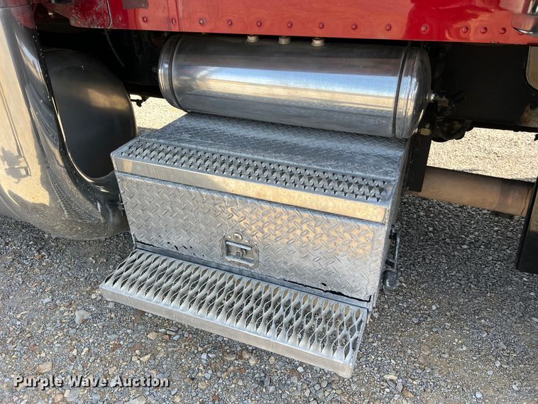 image for item MM9221 2000 Peterbilt 379  semi truck