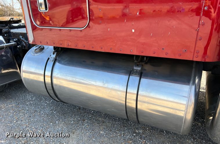 image for item MM9221 2000 Peterbilt 379  semi truck