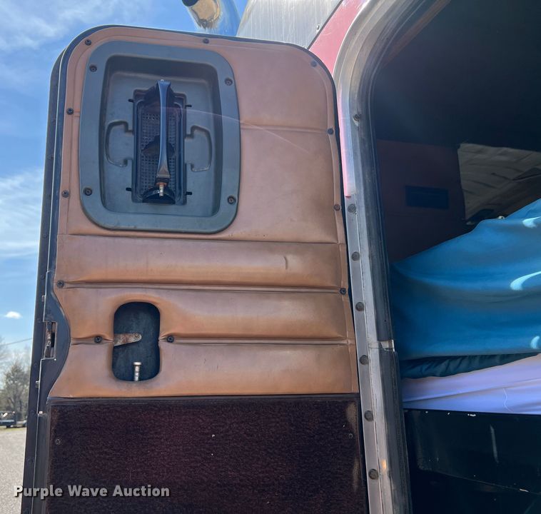 image for item MM9221 2000 Peterbilt 379  semi truck