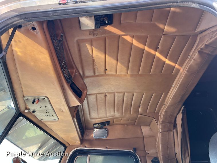 image for item MM9221 2000 Peterbilt 379  semi truck