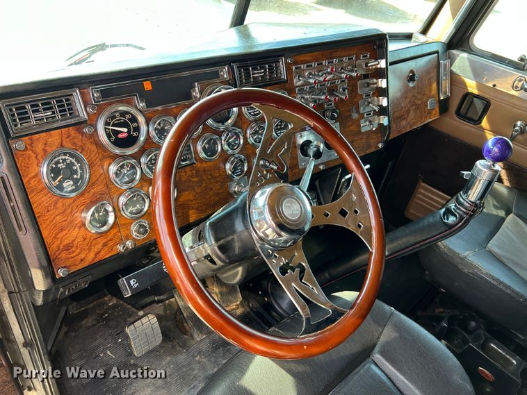 image for item MM9221 2000 Peterbilt 379  semi truck