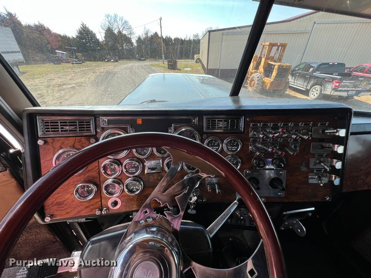 image for item MM9221 2000 Peterbilt 379  semi truck