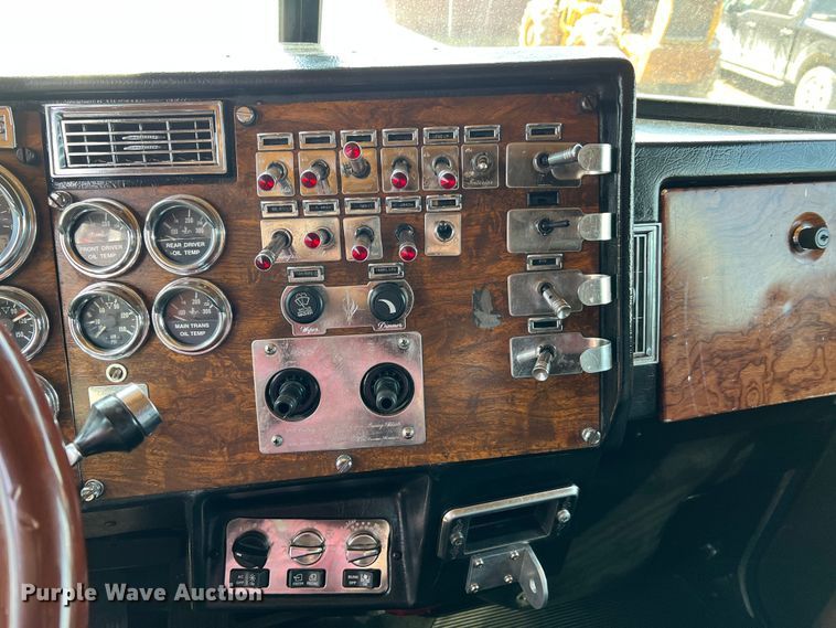 image for item MM9221 2000 Peterbilt 379  semi truck