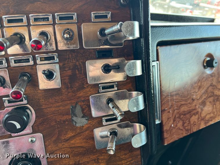 image for item MM9221 2000 Peterbilt 379  semi truck