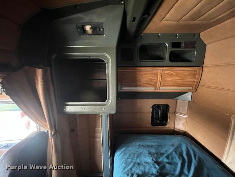 image for item MM9221 2000 Peterbilt 379  semi truck