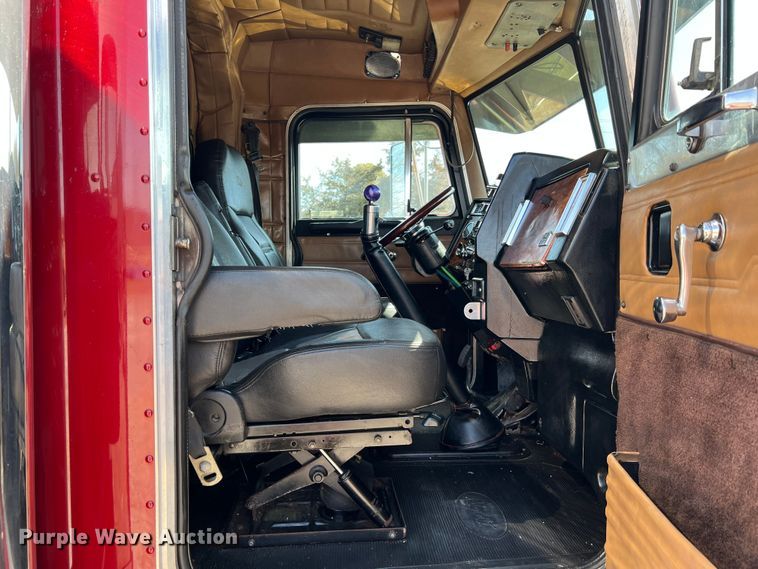 image for item MM9221 2000 Peterbilt 379  semi truck