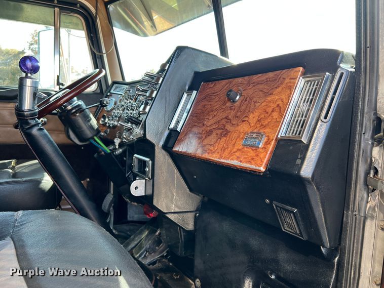 image for item MM9221 2000 Peterbilt 379  semi truck