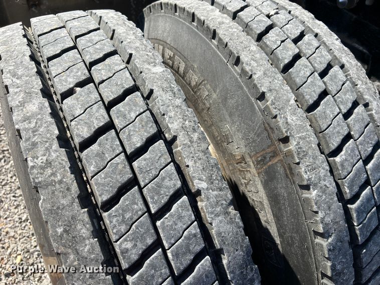 image for item MM9221 2000 Peterbilt 379  semi truck