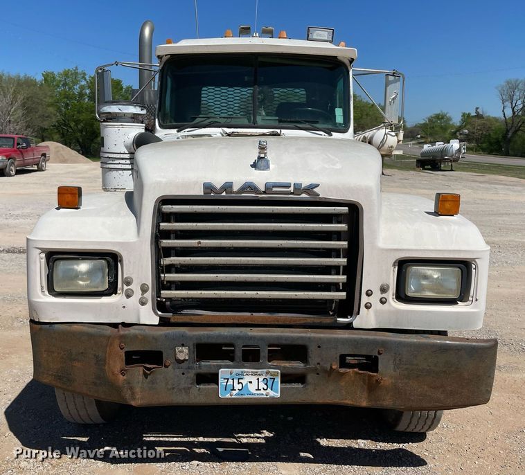 image for item MM9482 1991 Mack RD688S  winch truck