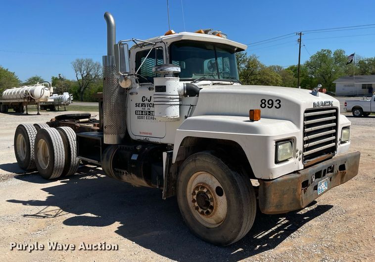 image for item MM9482 1991 Mack RD688S  winch truck