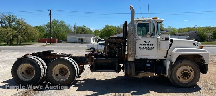 image for item MM9482 1991 Mack RD688S  winch truck