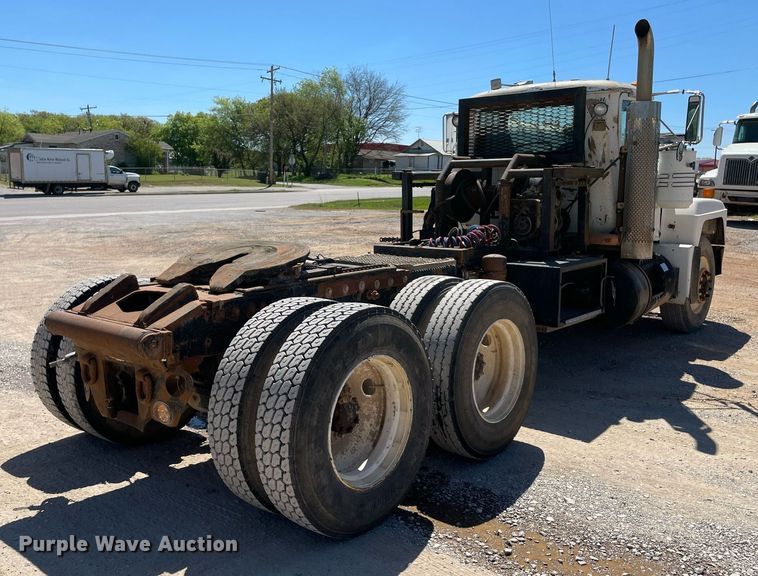 image for item MM9482 1991 Mack RD688S  winch truck