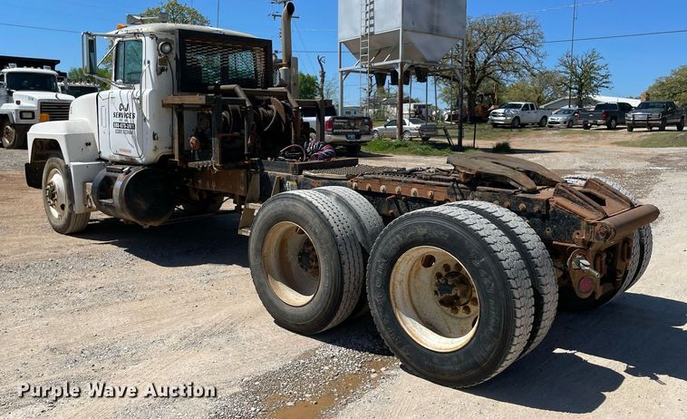 image for item MM9482 1991 Mack RD688S  winch truck