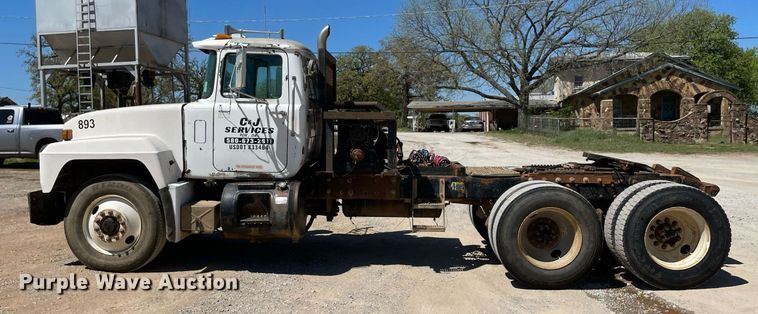 image for item MM9482 1991 Mack RD688S  winch truck