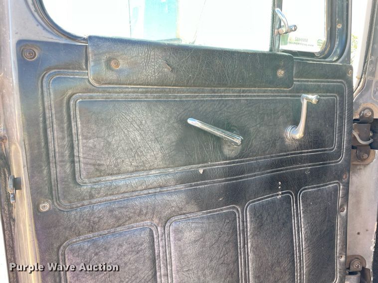 image for item MM9482 1991 Mack RD688S  winch truck