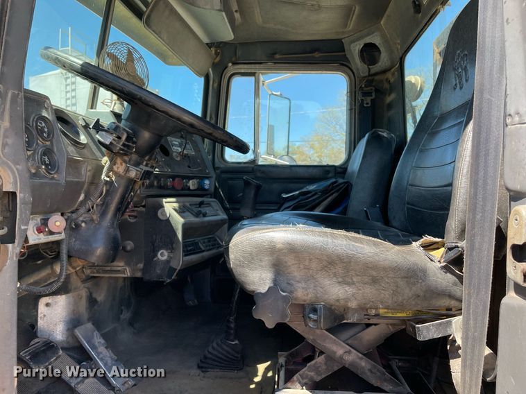 image for item MM9482 1991 Mack RD688S  winch truck