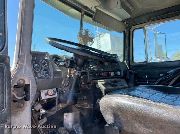 image for item MM9482 1991 Mack RD688S  winch truck