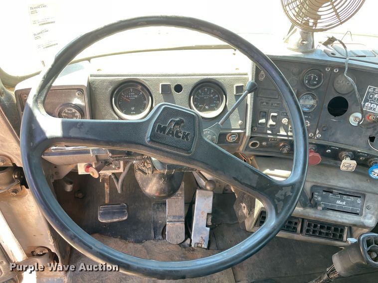 image for item MM9482 1991 Mack RD688S  winch truck