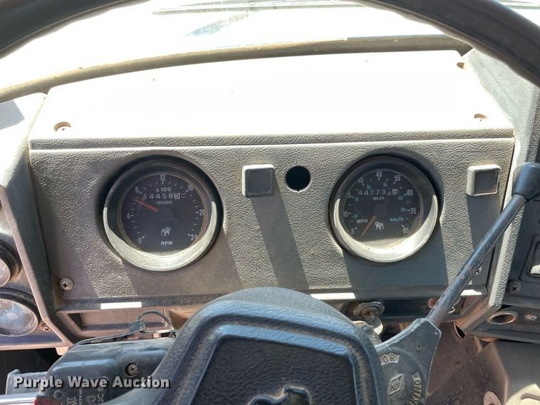 image for item MM9482 1991 Mack RD688S  winch truck