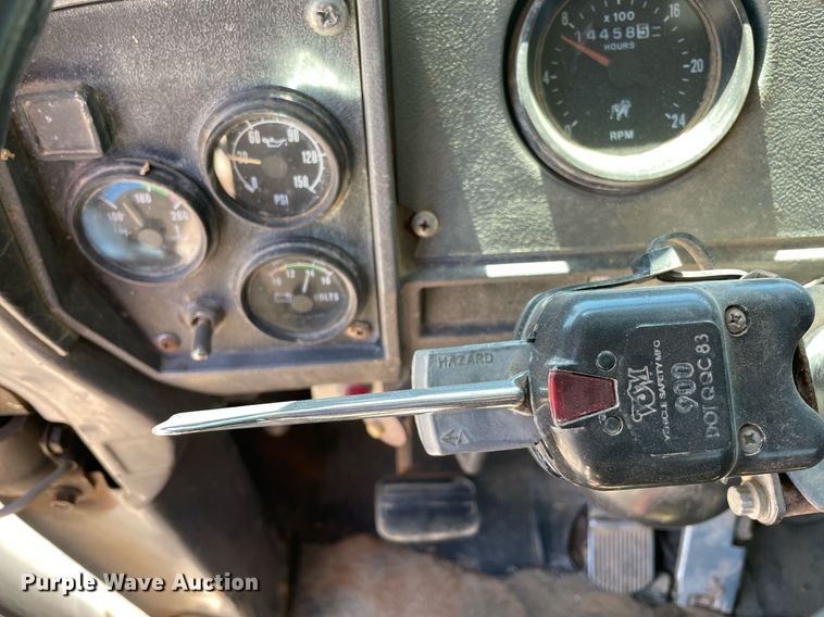 image for item MM9482 1991 Mack RD688S  winch truck