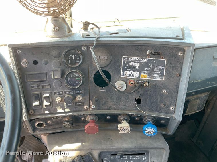 image for item MM9482 1991 Mack RD688S  winch truck