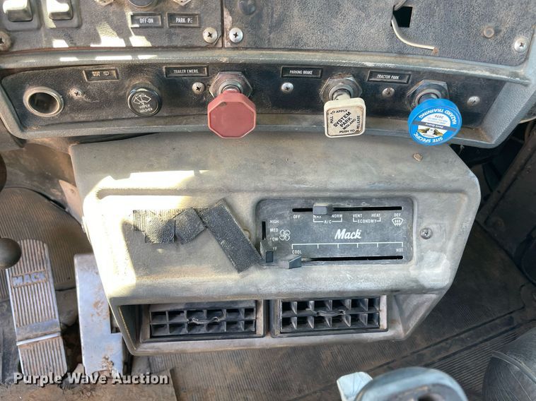 image for item MM9482 1991 Mack RD688S  winch truck