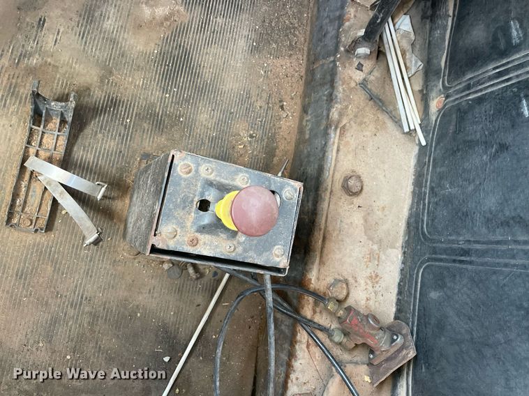 image for item MM9482 1991 Mack RD688S  winch truck