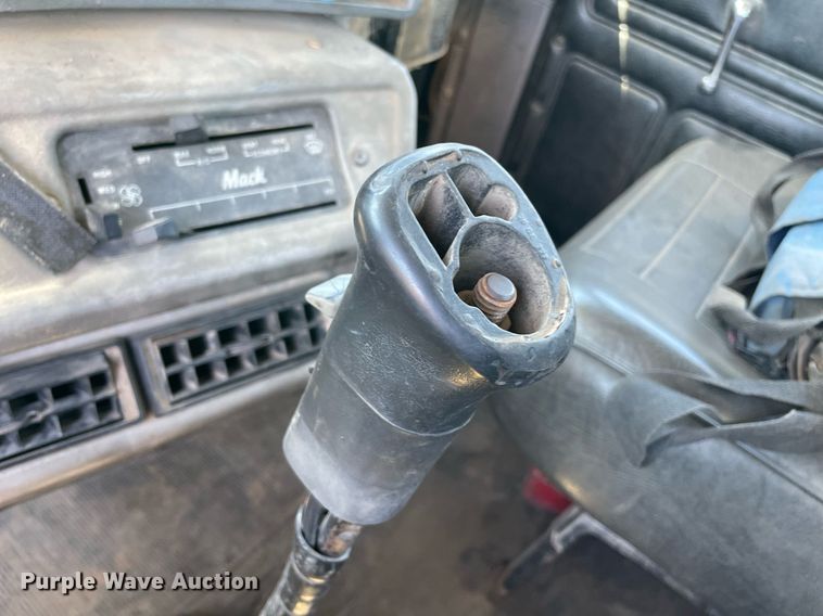 image for item MM9482 1991 Mack RD688S  winch truck