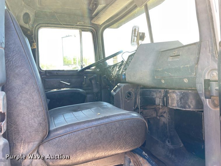 image for item MM9482 1991 Mack RD688S  winch truck