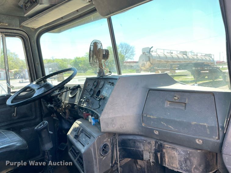 image for item MM9482 1991 Mack RD688S  winch truck