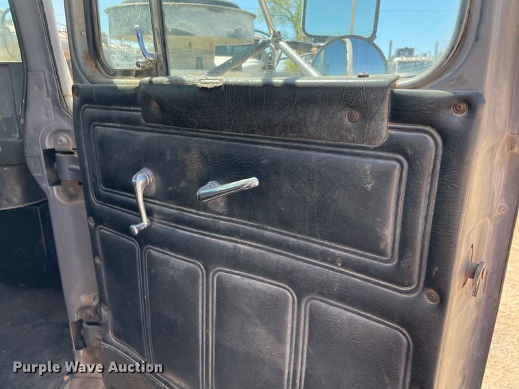 image for item MM9482 1991 Mack RD688S  winch truck