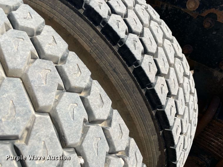 image for item MM9482 1991 Mack RD688S  winch truck