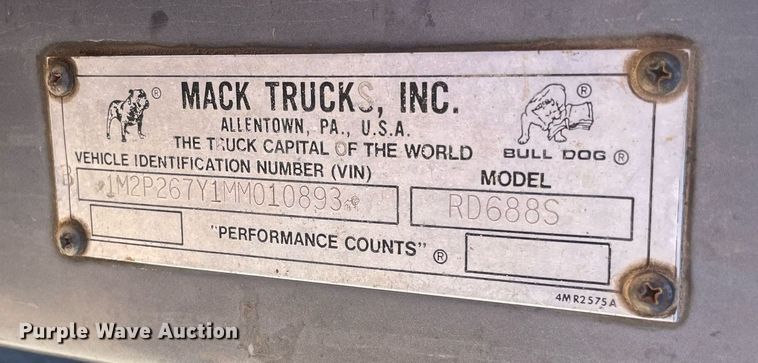 image for item MM9482 1991 Mack RD688S  winch truck