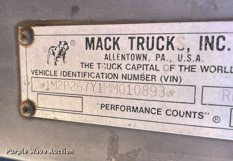 image for item MM9482 1991 Mack RD688S  winch truck