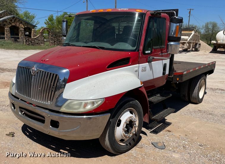 image for item MM9484 2004 International 4300  flatbed truck