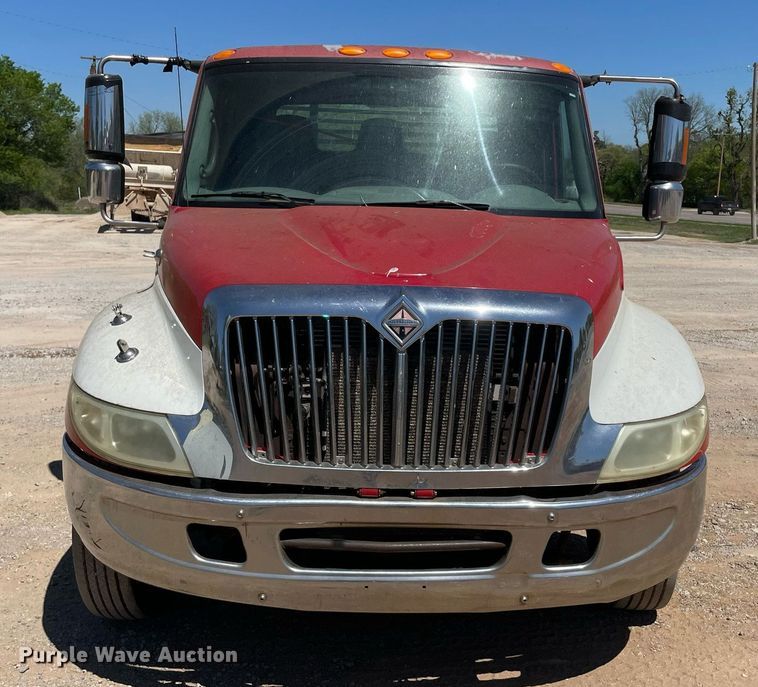 image for item MM9484 2004 International 4300  flatbed truck